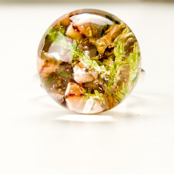 Pierwszy pierścionek dla dziewczyny.