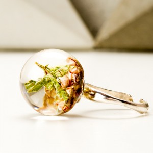 Pierwszy pierścionek dla dziewczyny.