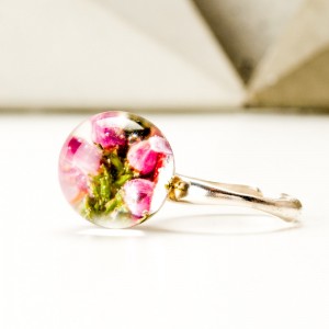 Regulowany pierścionek z kwiatami.
