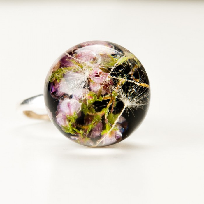 Srebrny pierścionek z kwiatowym oczkiem.