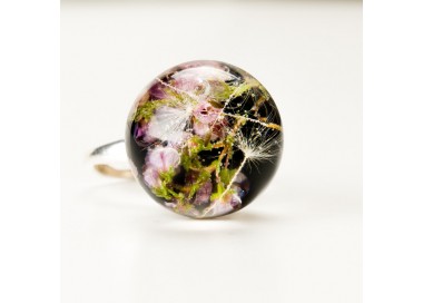 Srebrny pierścionek z kwiatowym oczkiem.