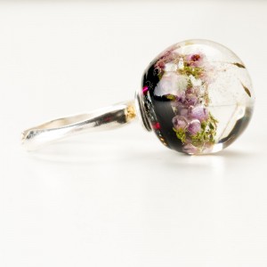 Srebrny pierścionek z kwiatowym oczkiem.