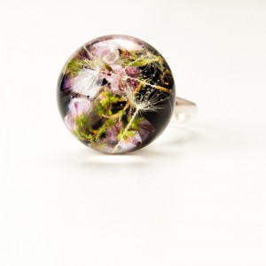 Srebrny pierścionek z kwiatowym oczkiem.