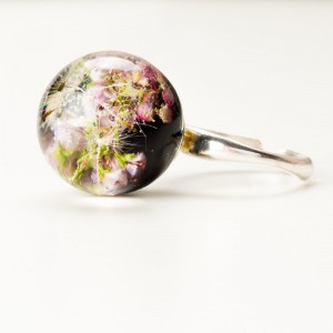 Srebrny pierścionek z kwiatowym oczkiem.