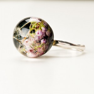 Srebrny pierścionek z kwiatowym oczkiem.