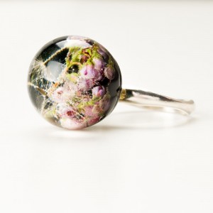 Srebrny pierścionek z kwiatowym oczkiem.