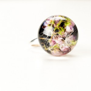 Srebrny pierścionek z kwiatowym oczkiem.