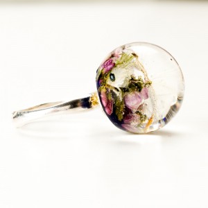 Suszone kwiaty w pierścionku.