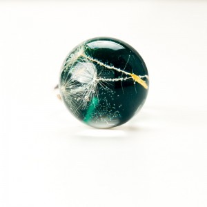 Pierścionek z zielonym oczkiem i dmuchawcem.