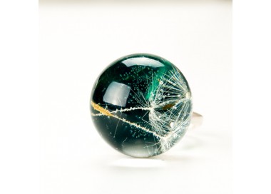 Pierścionek z zielonym oczkiem i dmuchawcem.