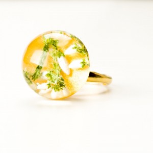 Pierścionek złocony regulowany z kwiatem.