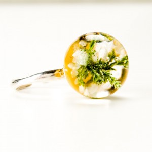 Pierścionek z białymi kwiatami.