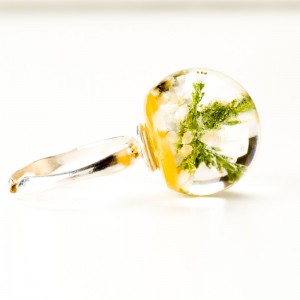 Pierścionek z białymi kwiatami.