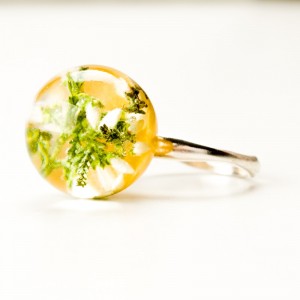 Pierścionek z białymi kwiatami.