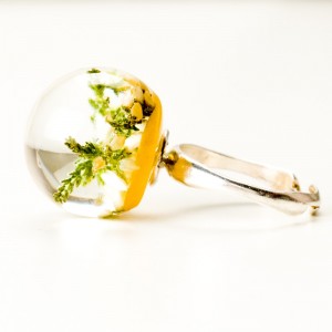 Pierścionek z białymi kwiatami.