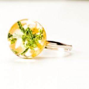 Pierścionek z białymi kwiatami.