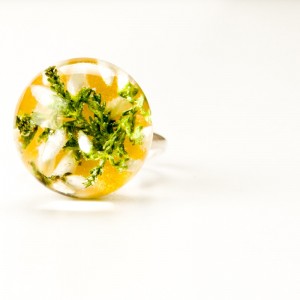 Pierścionek z białymi kwiatami.