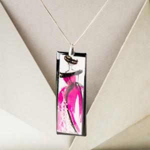 Biżuteria autorska - naszyjnik z różową ręcznie malowaną zawieszką z żywicy na srebrnym łańcuszku 2
