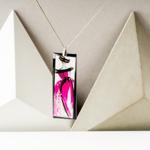 Biżuteria autorska - naszyjnik z różową ręcznie malowaną zawieszką z żywicy na srebrnym łańcuszku