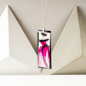 Biżuteria autorska - naszyjnik z różową ręcznie malowaną zawieszką z żywicy na srebrnym łańcuszku