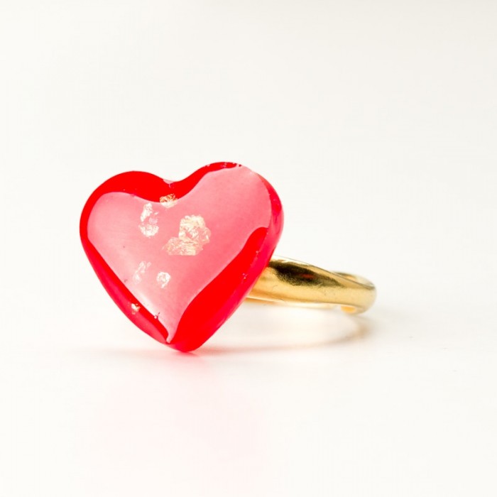 Czerwone serce, pierścionek złocony.