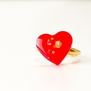 Czerwone serce, pierścionek złocony.