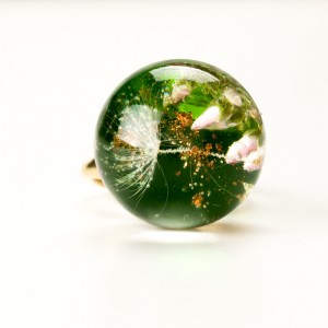 Zielone oczko pierścionek z kwiatami.
