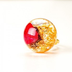 Pierścionek z płatkami czerwonej róży.