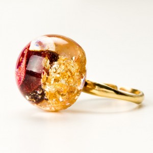 Pierścionek z płatkami czerwonej róży.