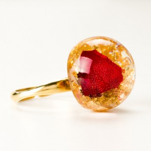 Pierścionek z płatkami czerwonej róży.