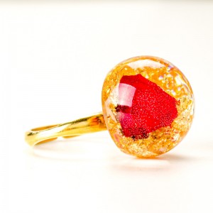 Pierścionek z płatkami czerwonej róży.