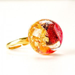 Pierścionek z płatkami czerwonej róży.