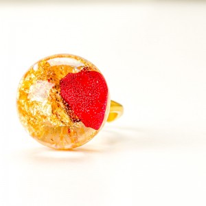 Pierścionek z płatkami czerwonej róży.