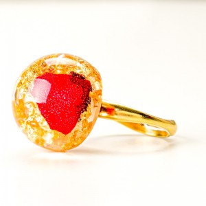 Pierścionek z płatkami czerwonej róży.