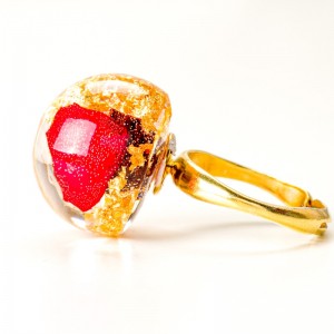 Pierścionek z płatkami czerwonej róży.