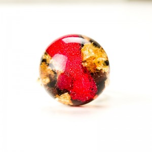 Pierścionek z płatkami róży, regulowany złocony.