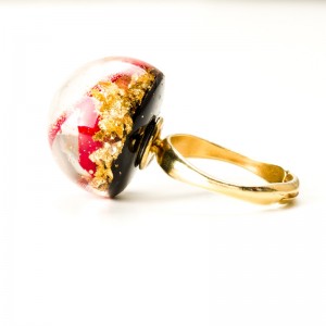 Pierścionek z płatkami róży, regulowany złocony.