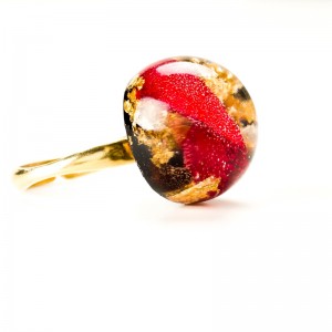 Pierścionek z płatkami róży, regulowany złocony.