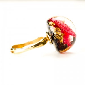 Pierścionek z płatkami róży, regulowany złocony.