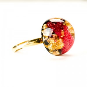 Pierścionek z płatkami róży, regulowany złocony.