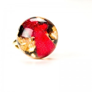 Pierścionek z płatkami róży, regulowany złocony.