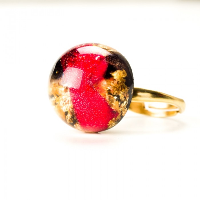 Pierścionek z płatkami róży, regulowany złocony.