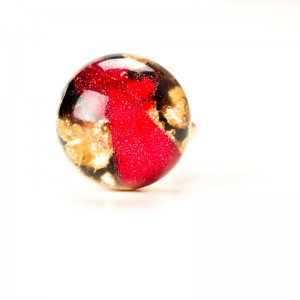 Pierścionek z płatkami róży, regulowany złocony.