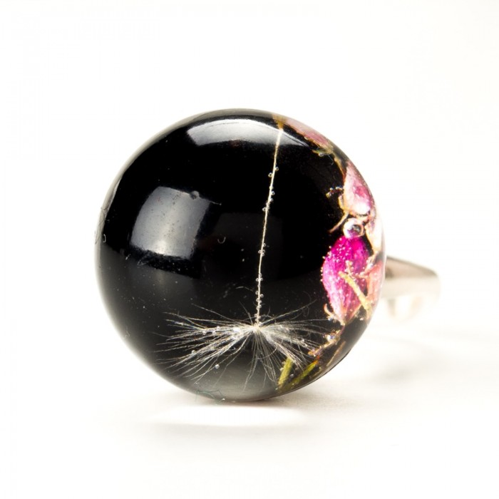 Pierścionek z czarnym oczkiem i dmuchawcem.