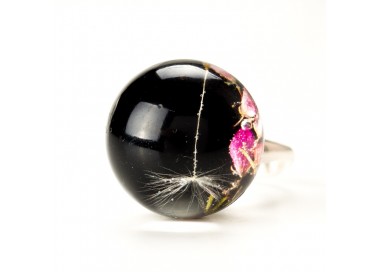 Pierścionek z czarnym oczkiem i dmuchawcem.