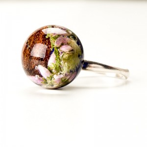 Pierścionek z drewnem i kwiatami.