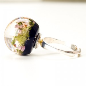 Pierścionek z drewnem i kwiatami.