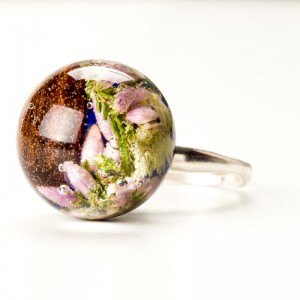 Pierścionek z drewnem i kwiatami.