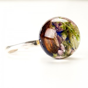 Pierścionek z drewnem i kwiatami.