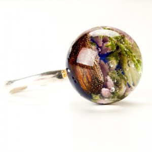 Pierścionek z drewnem i kwiatami.